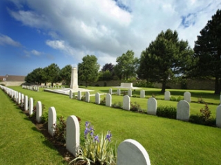 На военном кладбище были осквернены могилы мусульман, погибших за свободу Франции