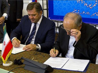 министр энергетики РФ Сергей Шматко и министр иностранных дел Ирана Али Акбар Салехи подписывают протокол о сотрудничестве