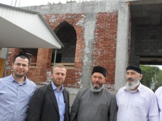 В центре (слева направо) Мухамед Саляхетдинов и Мухаммад Рахимов на фоне строящейся мечети Пятигорска
