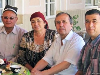 У.Усмонов в кругу семьи (второй справа)
