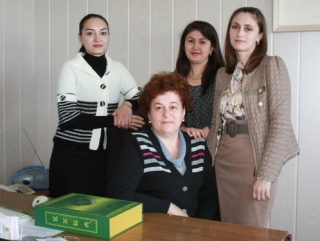 Светлана Умова (сидит) с мамами детишек вернувшихся из Шаньси