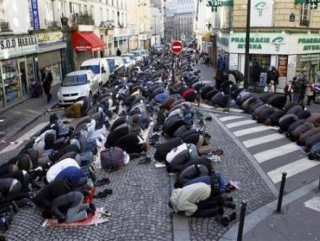 Из-за нехватки мечетей французы вынуждены молиться на улице