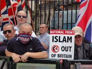 Подогревая в британском обществе антимусульманские настроения, праворадикальные группировки делают ставку на проблему иммиграции