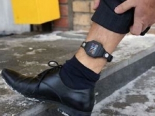 Потенциально опасных мужчин обяжут носить электронные браслеты