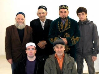 Имам Руслан Садрутдинов (в зеленом) с активистами мусульманской организации