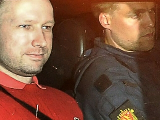 Норвежский террорист убивший 77 человек
