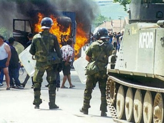 Силы KFOR начали сносить сербские баррикады в Косово