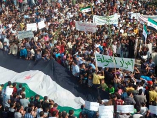 Демонстранты протестуют против президента Асада в городе Хуле неподалеку от Хомса