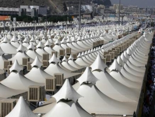 Тысячи палаток для паломников выстроились в долине Мина неподалеку от Мекки