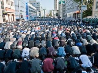 Молитва в районе Соборной мечети Москвы