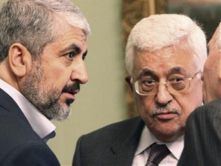 Лидеры ХАМАС и ФАТХ Халед Машааль и Махмуд Аббас во время встречи в Каире, по итогам которой было объявлено о «новой эре партнерства»