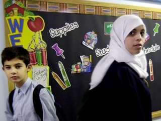 В целом школы не имеют права запрещать ученикам совершать религиозные ритуалы