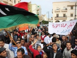 Акция протеста в Бенгази 12 декабря (надпись на транспаранте: "Ливийская молодежь будет защищать революцию 15 февраля")