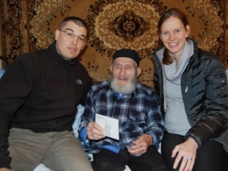 Американская семья посетила кизлярского долгожителя