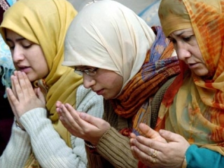 Инициатива сделать мечети Стамбула более доступными для женщин вызвала споры в обществе