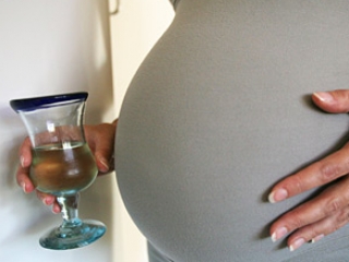 Медики настоятельно рекомендуют женщинам в период беременности полностью отказаться от спиртных напитков