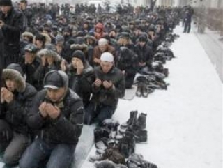 Пятничный намаз новосибирские мусульмане вынуждены совершать на улице