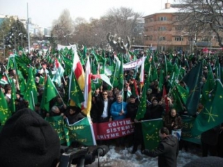 На фото: Один из митингов, прошедших в прошлом году в Турции, на которых черкесская диаспора потребовала соблюдения прав своего народа