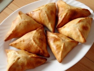 Треугольник, татарское национальное блюдо, печёное изделие из дрожжевого, реже пресного теста, с начинкой из картофеля, мяса, как правило баранины и лука