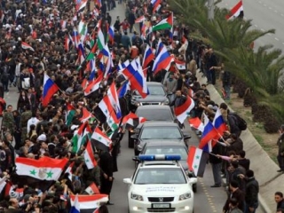 Сотни тысяч жителей Дамаска вышли поприветствовать российскую делегацию (фото: SANA)