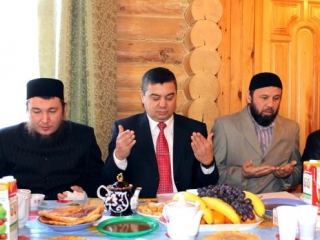 Бахтияр Туляганов (в центре), имамы Алишер Дедамирзаев (справа) и Абдулкаюм Исхаков
