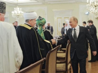 Рукопожатие В.Путина и Р.Гайнутдина. Фото: РИА Новости