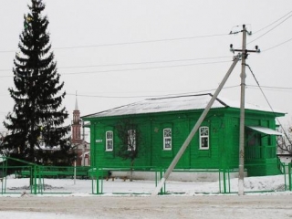 Школа в здании бывшей мечети в Казарово. За ней минарет новой каменной мечети