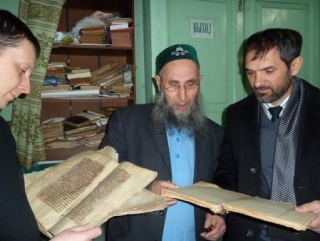 Имам демонстрирует гостям старинную литературу