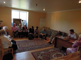 Община мусульман Сергиева Посада проводит занятия со взрослыми прихожанами в течение всего года