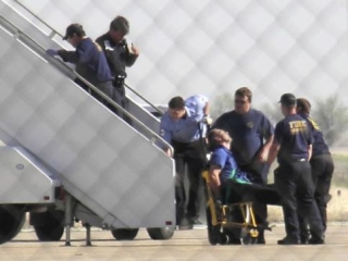 Представители спецслужб вынесли обезумевшего пилота из самолета, после чего тот был переправлен в медицинский центр