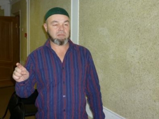 Равшан Темуров в офисе АКПОО «Собрание»