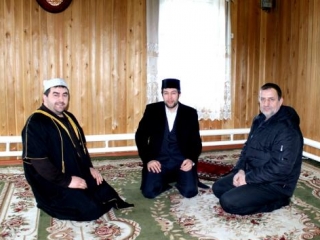 В молитвенном зале слева направо: имам Гилани Мурзабеков, муфтий Тагир Бикчантаев, председатель МРО «Ихсан» Саварбек Терхоев