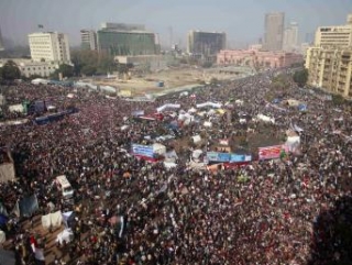 Народ на своих митингах «миллионниках» обещает не допустить узурпации власти военными и восстановления прежнего режима