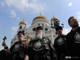 Православные хоругвеносцы своей экстравагантной внешностью напоминали "ваххабитов"