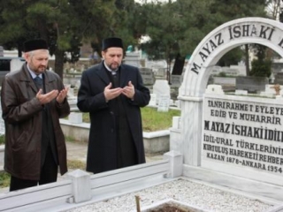 Валиулла Якупов (слева) и муфтий Татарстана Илдус Файзов на могиле выдающегося татарского ученого и просветителя Гаяза Исхаки