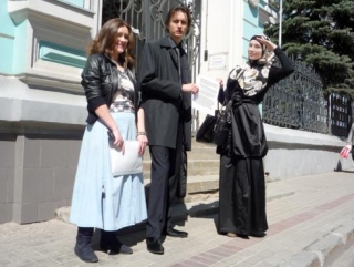 Участники движения солидарности с Палестиной стоят с текстом обращения перед зданием представительства ООН в Москве