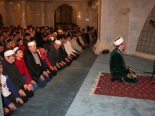 Завершилось мероприятие полуденным намазом в мечети при медресе