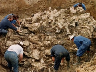 Одно из многочисленных массовых захоронений боснийских мусульман в Сребренице