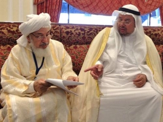Идеологи срединного ислама шейх Бен Байя (слева) и Адель аль-Фалях обсуждают положения Московской исламской декларации