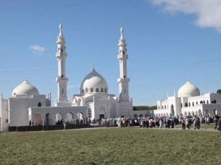 Высота двух минаретов мечети составляет 46,5 м