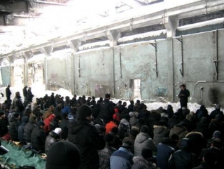 В бывшем заводском цехе намазы проводятся с ноября 2011 года, со времени изъятия прежнего молитвенного зала в бывшей школе