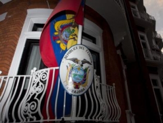 Ассанж просит Эквадор предоставить ему политическое убежище