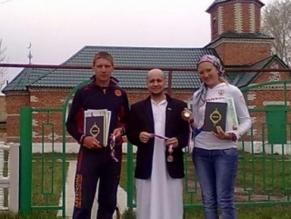 Нурулла Ахтямов (в центре), Радмир Шайнуров и Динара  Янбарисова