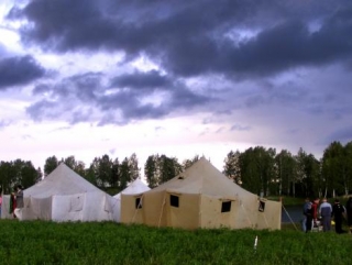 Мусульманский палаточный лагерь рядом с селом Большие Акияры (2011 г., июль)