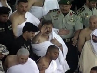 Мухаммед Мурси совершает умру (малое паломничество) в окружении охраны
