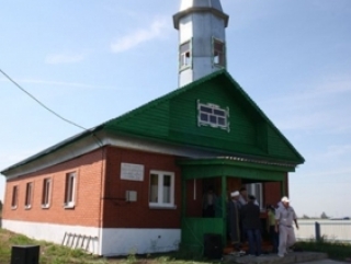 Инициативная группа жителей деревни на общем собрании решила построить мечеть в 1999 г.