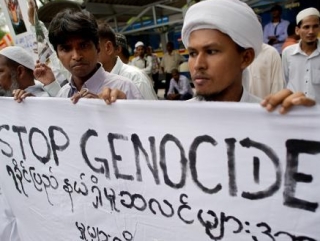 Манифестанты в разных странах требовали от своих правительств оказать давление на руководство Мьянмы, чтобы защитить невинных людей