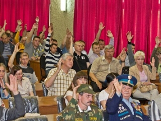 Почти все участники собрания проголосовали против строительства мечети.  Фото Печора Today