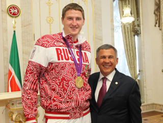 Президент РТ с олимпийским чемпионом (фото: М.Козловский)