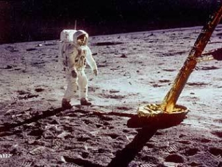 Нил Армстронг делает первые в истории человечества шаги по Луне